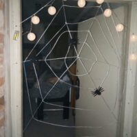 Pajęczyna ze sznurka, pająki w drzwiach