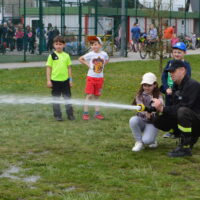 Zabawa - trafianie wodą z węża strażackiego