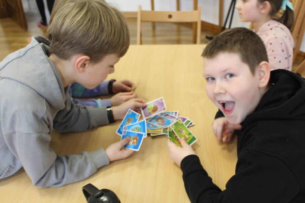 Ferie zimowe 2023 - grupa dzieci gra w karty