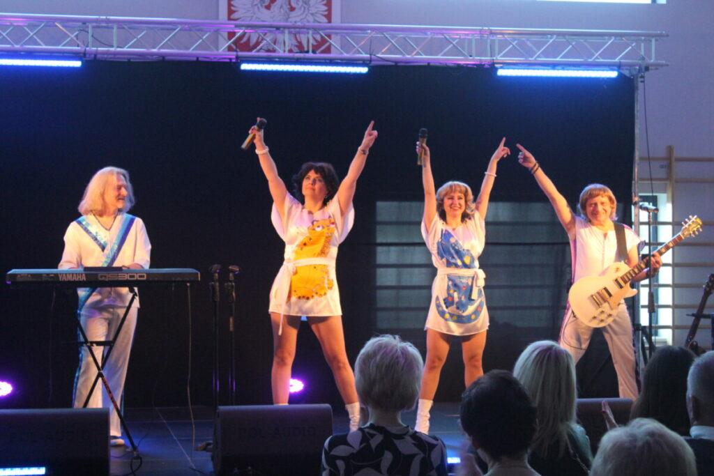 ABBA SHOW - czterech członków zespołu - poza na scenie 