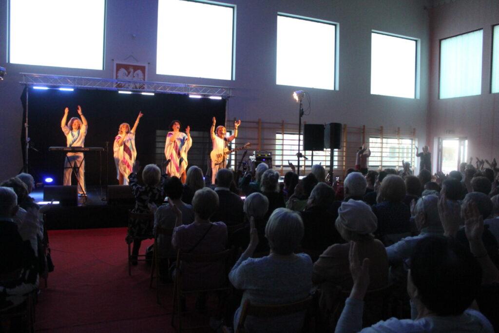 ABBA SHOW - publiczność klaszcze, artyści na scenie 