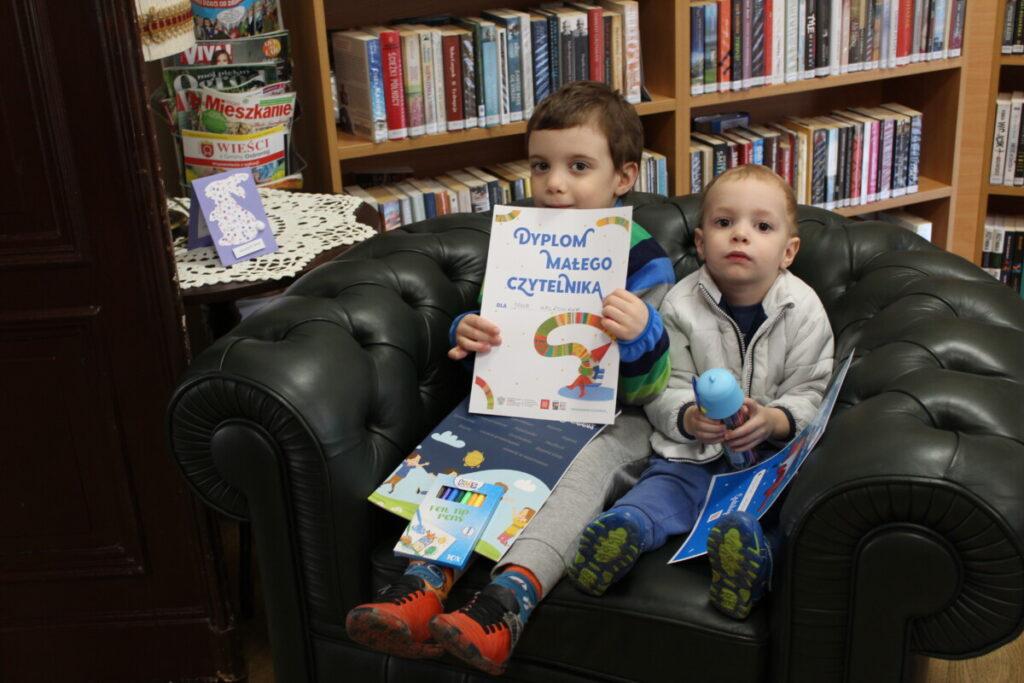dzieci (dwóch chłopców) z dyplomami Mała książka wielki człowiek
