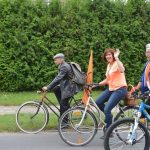 Grupa ludzi na rowerach rajd rowerowy na drodze