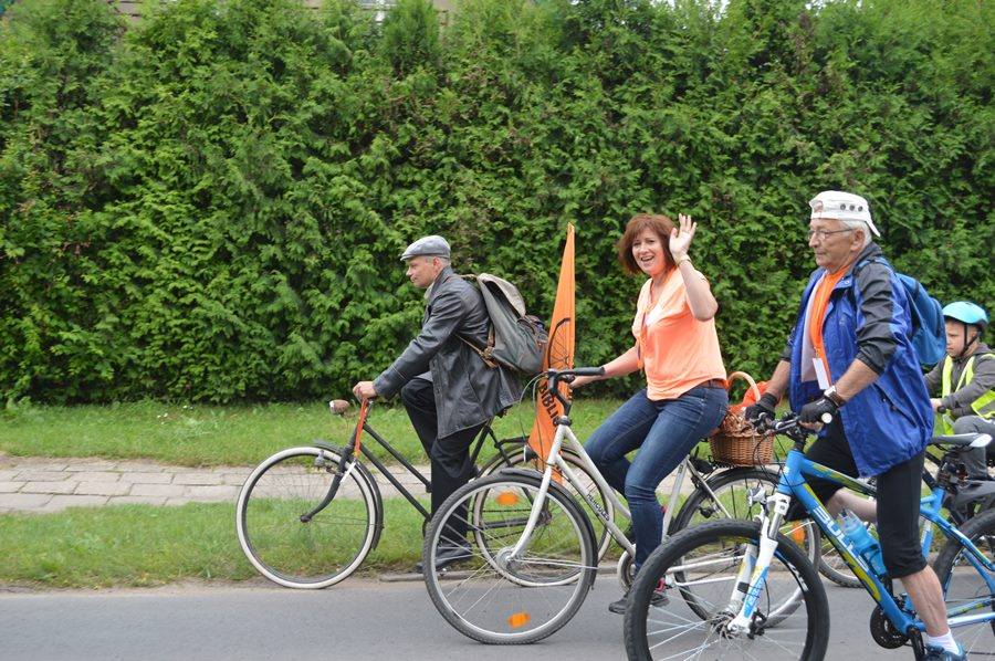 Grupa ludzi na rowerach rajd rowerowy na drodze