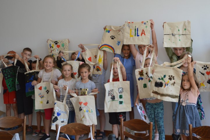 Dzieci prezentują ozdobione torby