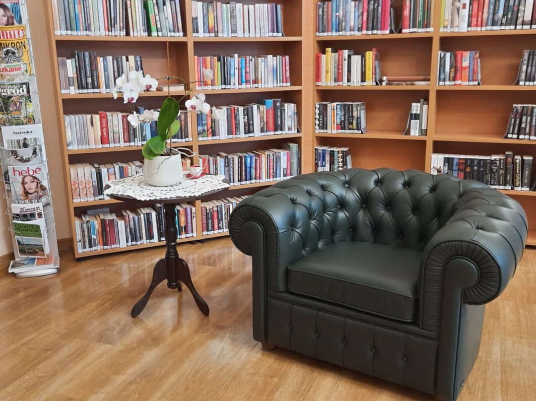 Fotel w bibliotece
