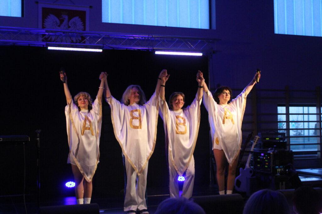 ABBA SHOW - 4 członków zespołu na scenie - ukłon