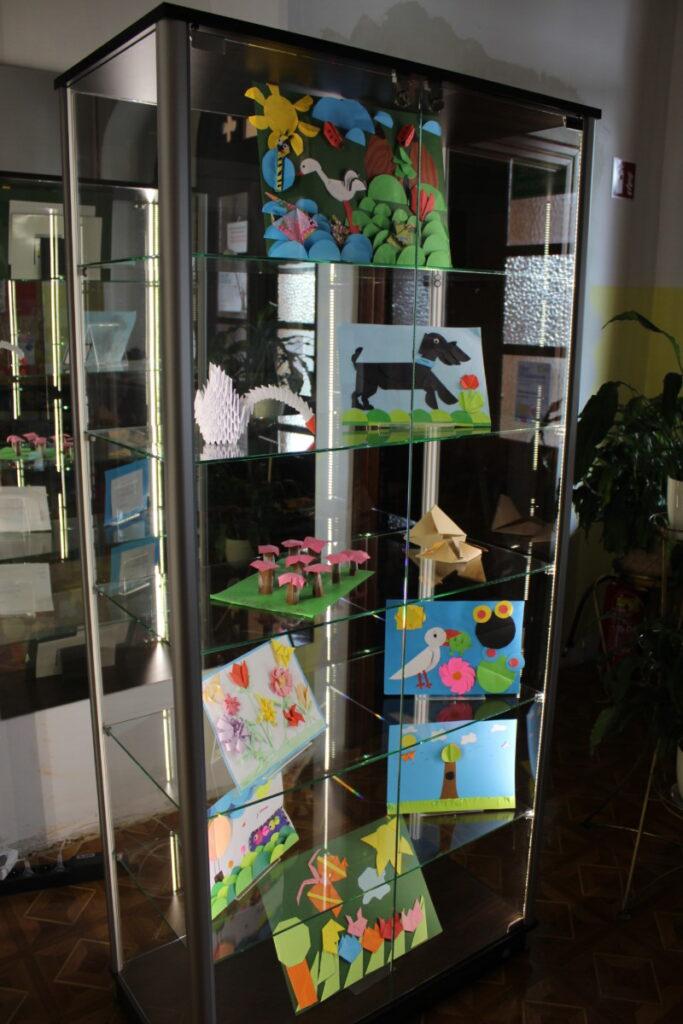 Wystawa prac konkursowych „Origami magia papieru - wiosenne podróże”
gablota z pracami w budynku