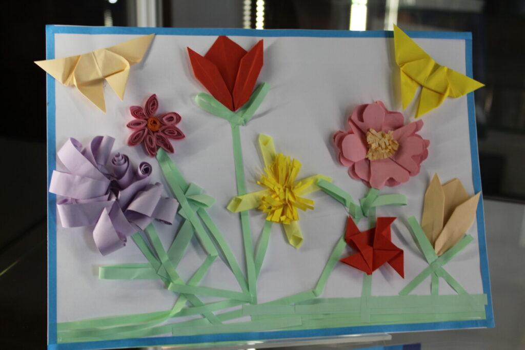 Wystawa prac konkursowych „Origami magia papieru - wiosenne podróże”
kolorowa praca - kwiaty