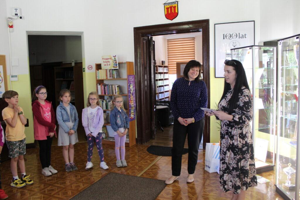 Wystawa prac konkursowych „Origami magia papieru - wiosenne podróże”
Wręczenie nagród
7 osób, cztery dziewczynki, jeden chłopiec i dwie kobiety, w budynku 