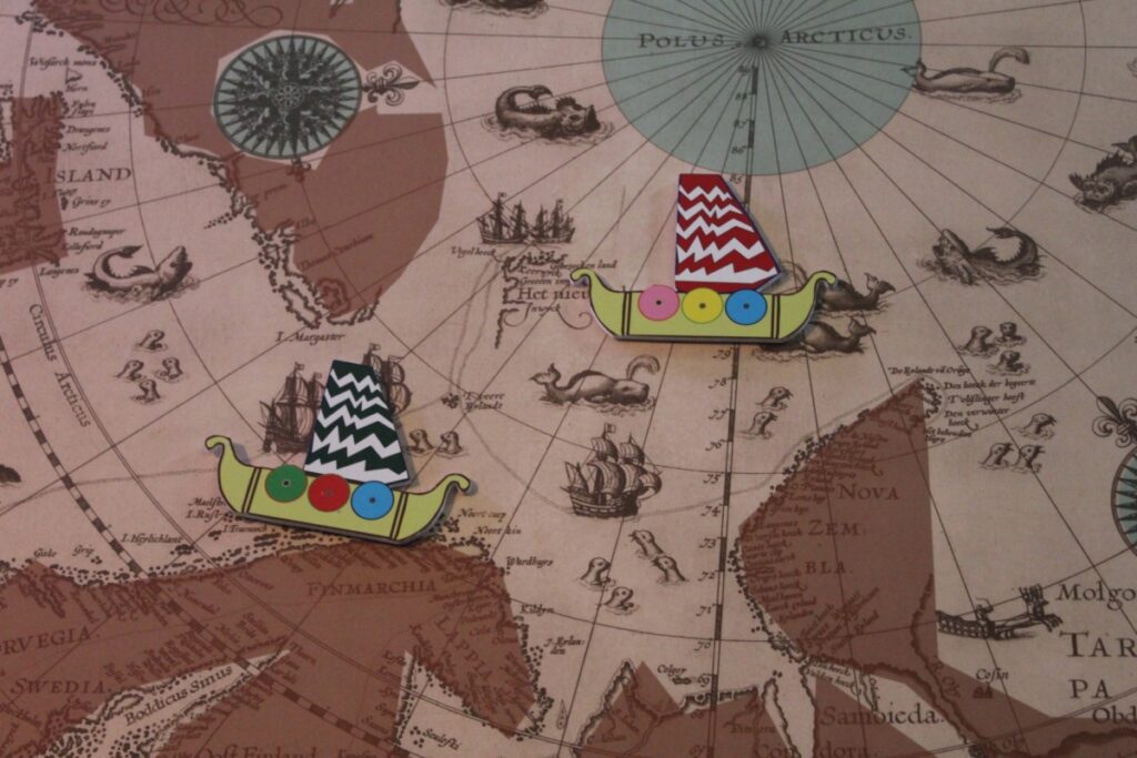 dwa kolorowe statki na mapie