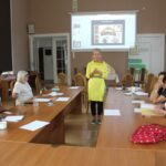Aktywny Senior Zawsze Młody - TU KSIĄŻKA MOŻE POMÓC Dla seniorów #Blisko #Seniorki z Kaźmierza oraz #bibliotekarki na warsztatach Kamishibai