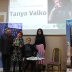 Spotkanie autorskie z Tanyą Valko grupa męzczyzna i cztery kobiety pozują do zdjęcia w tle napis projekt blisko Tania Valko 7 listopada 2023 Spotkanie z pisarką