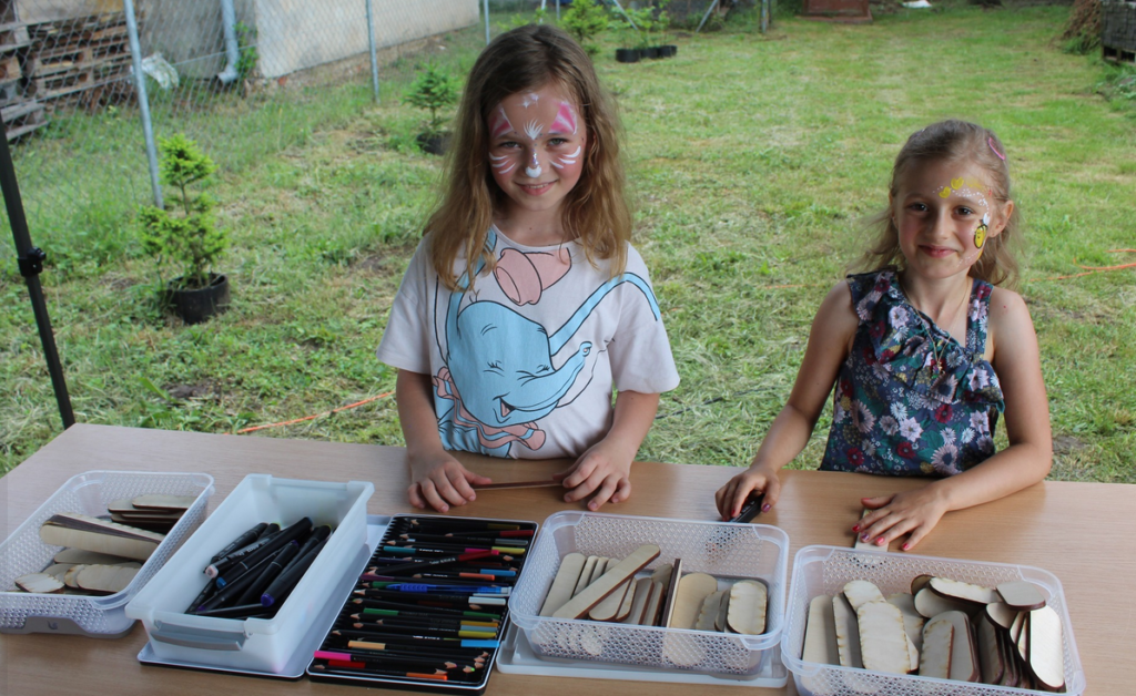 2 dziewczynki, pomalowane twarze, pisaki, zakładki