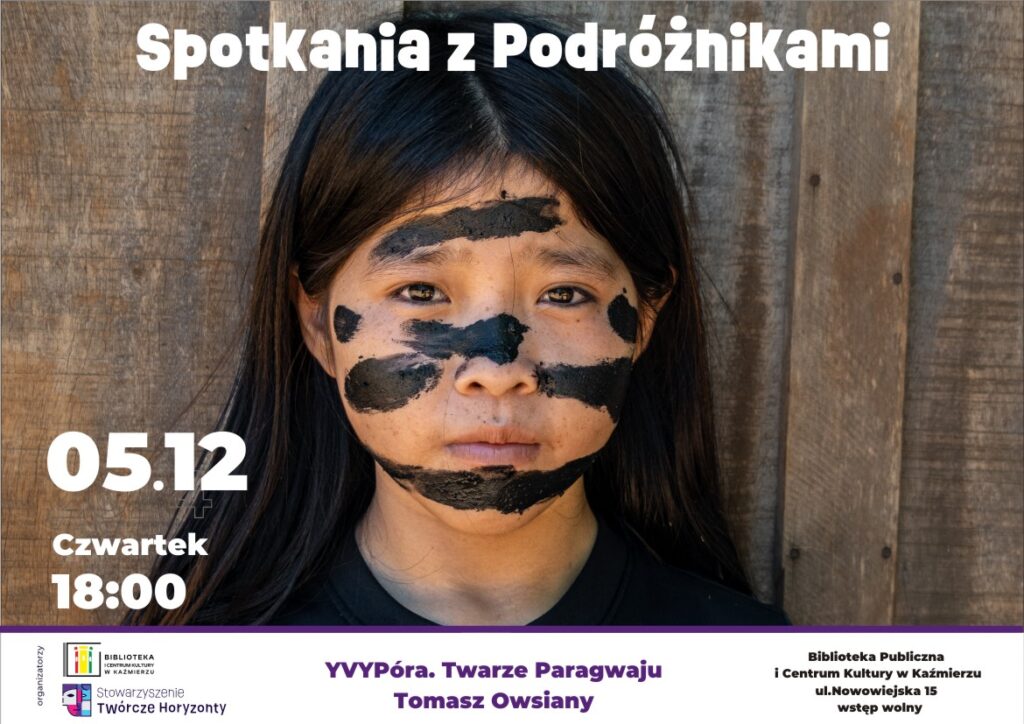 
YVYPÓRA. TWARZE PARAGWAJU
Tomasz Owsiany
5 grudnia 2024 / czwartek / godz. 18:00
Biblioteka Publiczna i Centrum Kultury / ul. Nowowiejska 15
wstęp wolny

W sercu Ameryki Południowej leży jej najstarsza republika.
Kraina, w której większość nierdzennej populacji mówi rdzennym językiem.
Ziemia obiecana imigrantów z czterech stron świata.
Gwarantująca i łamiąca szereg praw tubylczej ludności.
Państwo, w którym 1% mieszkańców ma więcej ziemi, niż wszyscy pozostali.
Wytwarzające w 100% czystą energię elektryczną, lecz od dekad wyniszczające własne lasy.
Kraj, w którym termos jest częścią ciała, a zupę można wyjąć z talerza gołą ręką.
Miejsce, o którym się zapomina.
Paragwaj.

YVYpóra. Twarze Paragwaju
to wciągający pokaz reporterski, ilustrowany profesjonalnej jakości fotografiami i licznymi filmami. Duża porcja wiedzy i pełen wachlarz emocji. Przedstawiane w nim portrety poszczególnych społeczności oraz inspirujących postaci ukazują różnorodne oblicza dzisiejszego Paragwaju. Rządzące nim mechanizmy i prawidła. Są też okazją do bardziej uniwersalnych pytań o swobody, prawo do ziemi i do własnej odrębności. Tomasz Owsiany jako lubiany i ceniony prelegent jest gwarancją barwnej i gładko płynącej opowieści, której słucha się z prawdziwą przyjemnością.

Tomasz Owsiany – (1984) Dawniej romanista, dzisiaj podróżujący reportażysta, zajmujący się także konserwacją zabytków.
Autor książek, artykułów oraz pokazów reporterskich.

Jego dwie ostatnie książki: „Pod ciemną skórą Filipin” oraz „Kraj naprawdę i na niby. Reportaże z Gujany Francuskiej” uhonorowano w 2018 i 2021 roku Nagrodą Magellana.
Za swoje projekty i przedsięwzięcia podróżnicze otrzymał Nagrodę im. Andrzeja Zawady oraz Nagrodę Dziennikarzy Kolosów (za rok 2015), a także dwukrotnie wyróżnienie na Kolosach w kategorii „Podróż”.

Tomasz Owsiany w swoich podróżach stawia na niespieszną integrację z miejscowymi społecznościami i na zgłębianie istotnych tematów społeczno-kulturowych. Przed wyjazdem uczy się lokalnych języków. Na prowincji Madagaskaru, wśród rdzennych mieszkańców Filipin, w amazońskim interiorze Gujany Francuskiej czy na rubieżach Paragwaju, zawsze stara się być czynnym uczestnikiem codziennych i niecodziennych zdarzeń. Z pobytów w plemiennych wsiach i w rodzinach milionerów, z wizyt u więźniów i szabrowników złota, ze spotkań z ważnymi postaciami i najzwyklejszymi mieszkańcami – przywozi pasjonujące opowieści o miejscach, ludziach i o tym, co dla nich ważne.

organizatorzy:
Stowarzyszenie Twórcze Horyzonty
Biblioteka Publiczna i Centrum Kultury w Kaźmierzu
