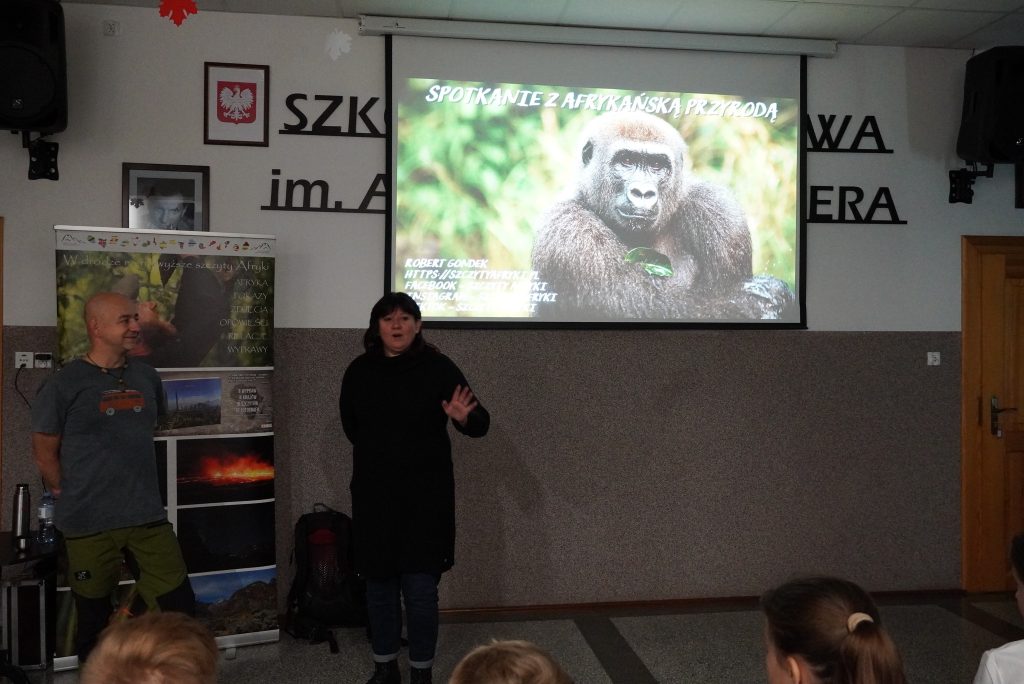 prezentacja pt. spotkanie z afrykańską przygodą
kobieta i mężczyzna stoją przed prezentacją 