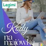 Kody na majówkę już w bibliotece! (kobieta siedzi na ławce i czyta z czytnika )