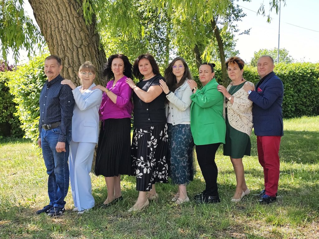 8 osób na dworze pod drzewem