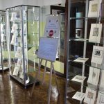 Wystawa ekslibrisów Zbigniewa Szymańskiego ekslibrisy w gablocie