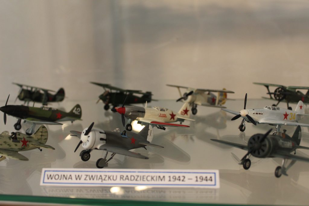 modele samolotów w gablocie