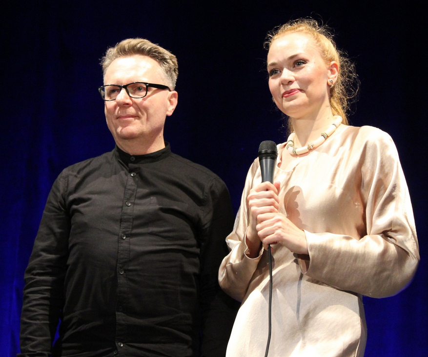 para , mężczyzna kobieta , pozują do zdjęcia , kobieta trzyma mikrofon