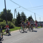 na świeżym powietrzu, droga asfaltowa ludzie jadą na rowerach
