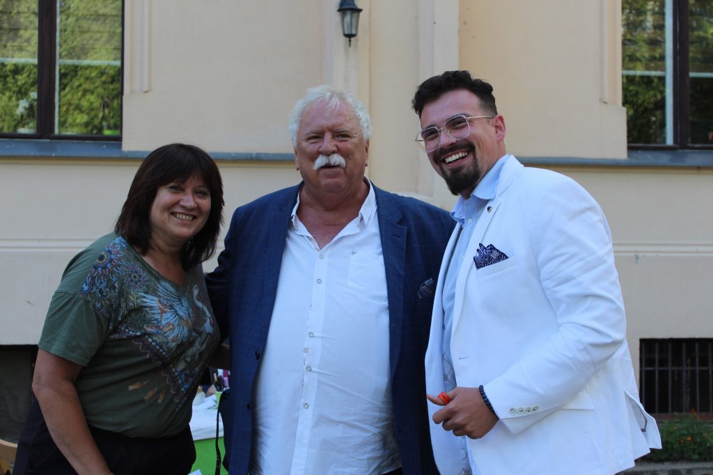 3 osoby pozują do zdjęcia 