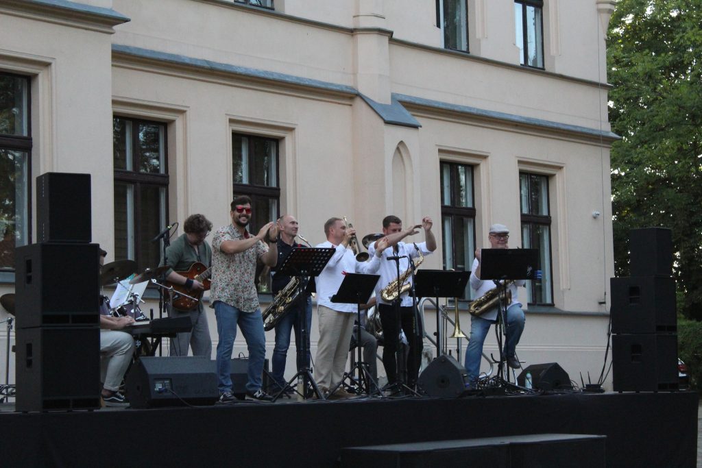 Zespół Monti Brass Band na scenie, scena przed pałacem