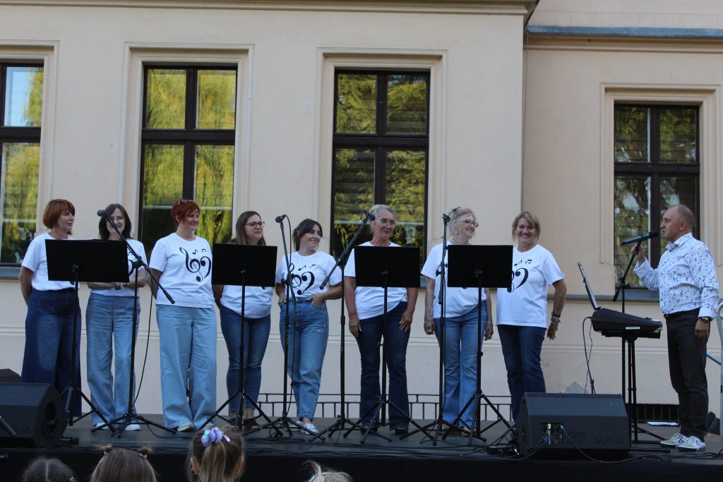 Chór Fermata (8 osób) na scenie, scena przed pałacem