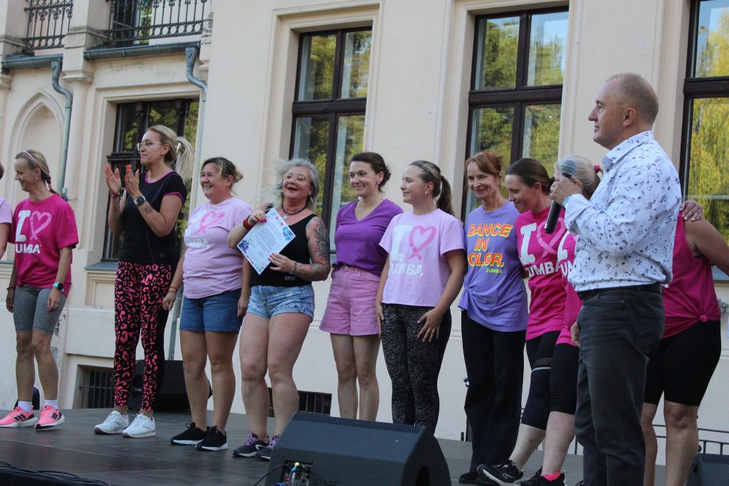 Ludzie na scenie, 10 osób
przed pałacem