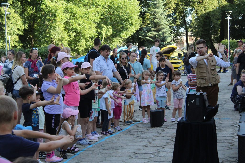 Iluzjonista, pokaz, w parku przed pałacem, grupa ludzi pod sceną 