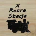 deska na niej wygrawerowane logo X Retro Stacja