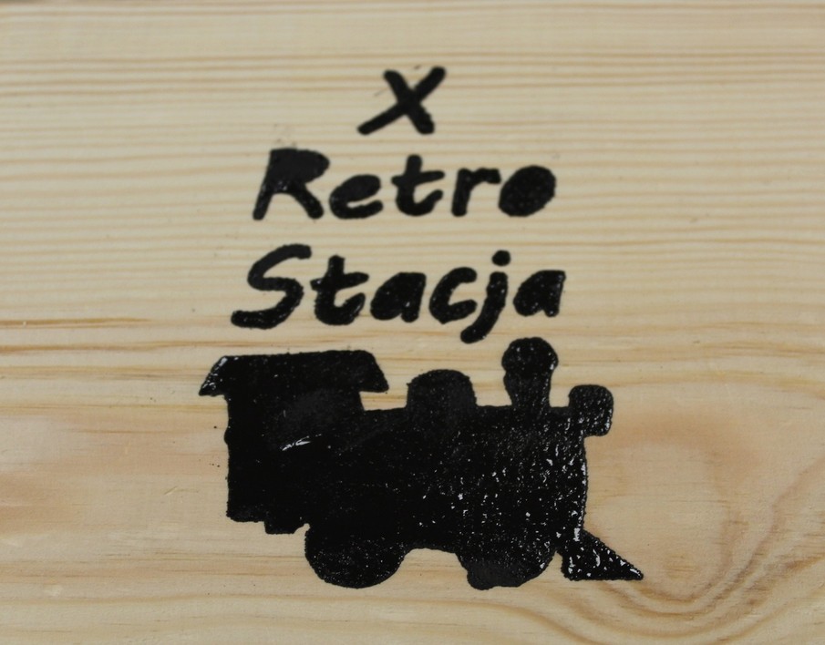 deska na niej wygrawerowane logo X Retro Stacja
