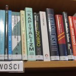 napis : nowości na półce książki