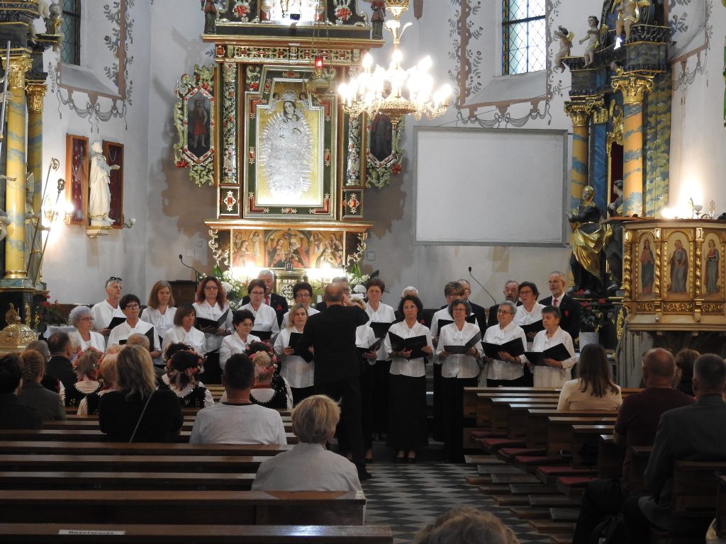 Chór im. St. Moniuszko występuje na mszy w kościele - dyryguje Robert Winiecki