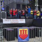 Chór im. St. Moniuszko występuje na scenie - dyryguje Robert Winiecki