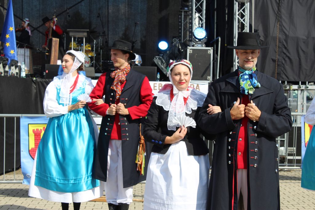 Zespół folklorystyczny przed sceną