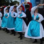 Zespół folklorystyczny tańczy przed sceną