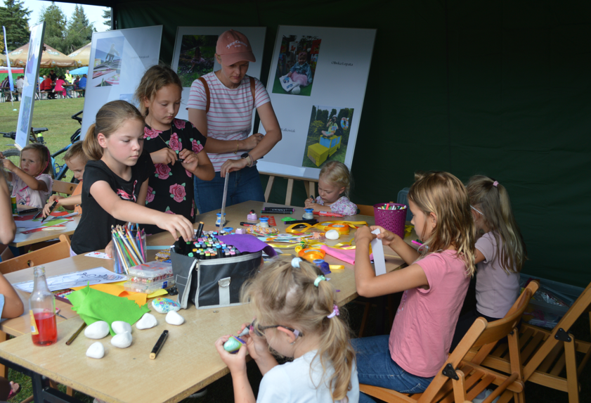 osoby siedzą w namiocie , warsztaty plastyczne