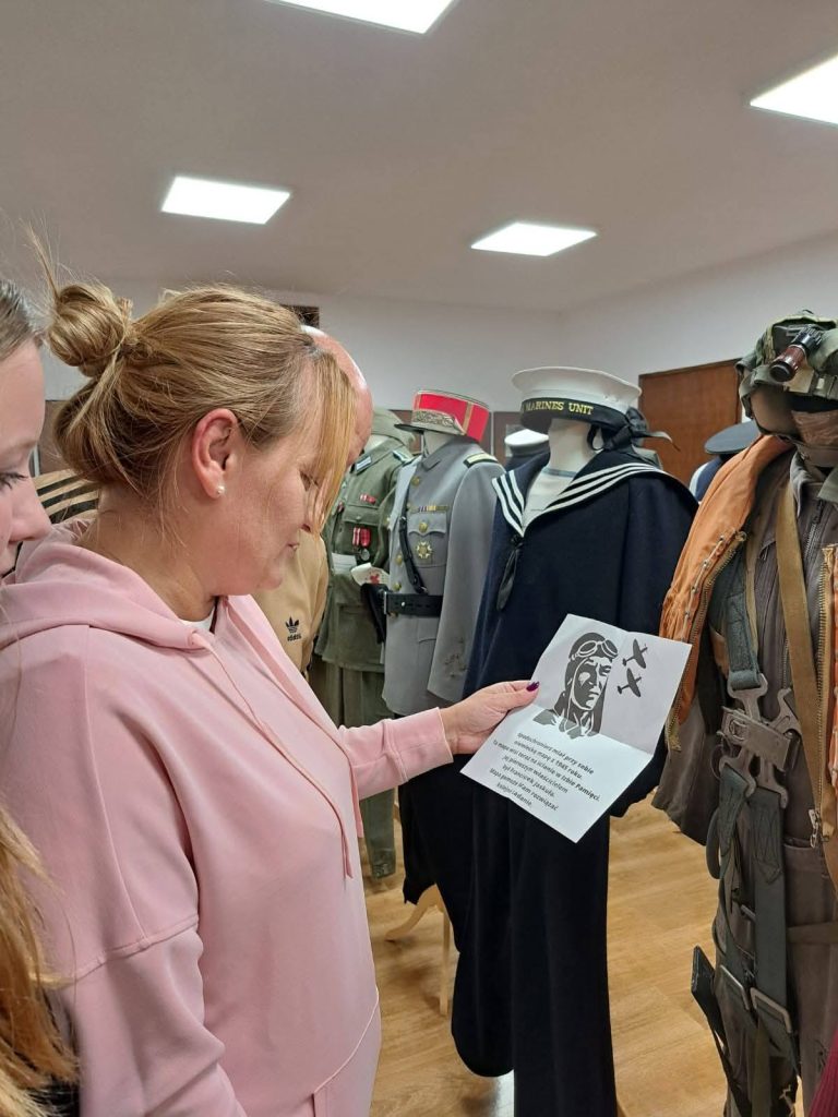kobieta, mundury
kobieta czyta zadanie na kartce