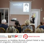 Anna Łubieńska spotkanie wykład Prelegentka mówi do zgromadzonych w sali ludzi logo instytucji napis Dofinansowano ze środków Muzeum Historii Polski w Warszawie w ramach programu „Patriotyzm Jutra”