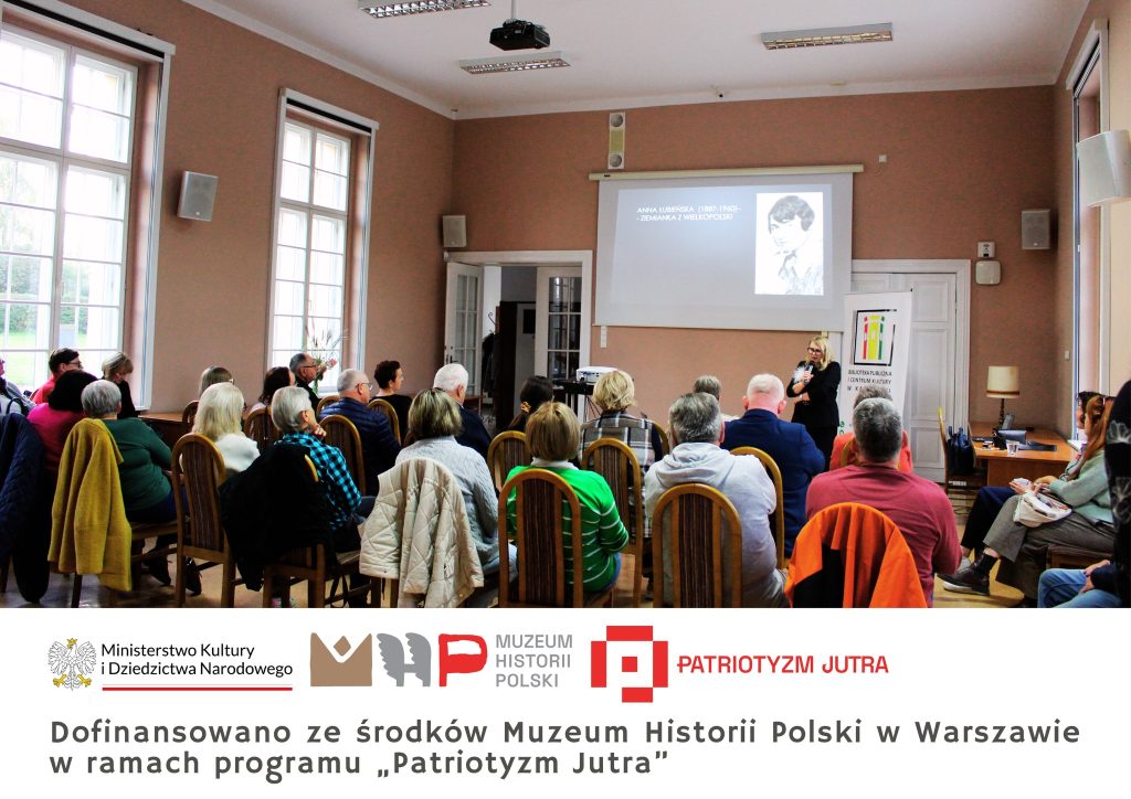 Anna Łubieńska spotkanie wykład 
Prelegentka mówi do zgromadzonych w sali ludzi logo instytucji napis Dofinansowano ze środków Muzeum Historii Polski w Warszawie w ramach programu „Patriotyzm Jutra”