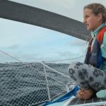 kadr z filmu Ocean nasz dom dziewczynka wpatrująca się w ocean