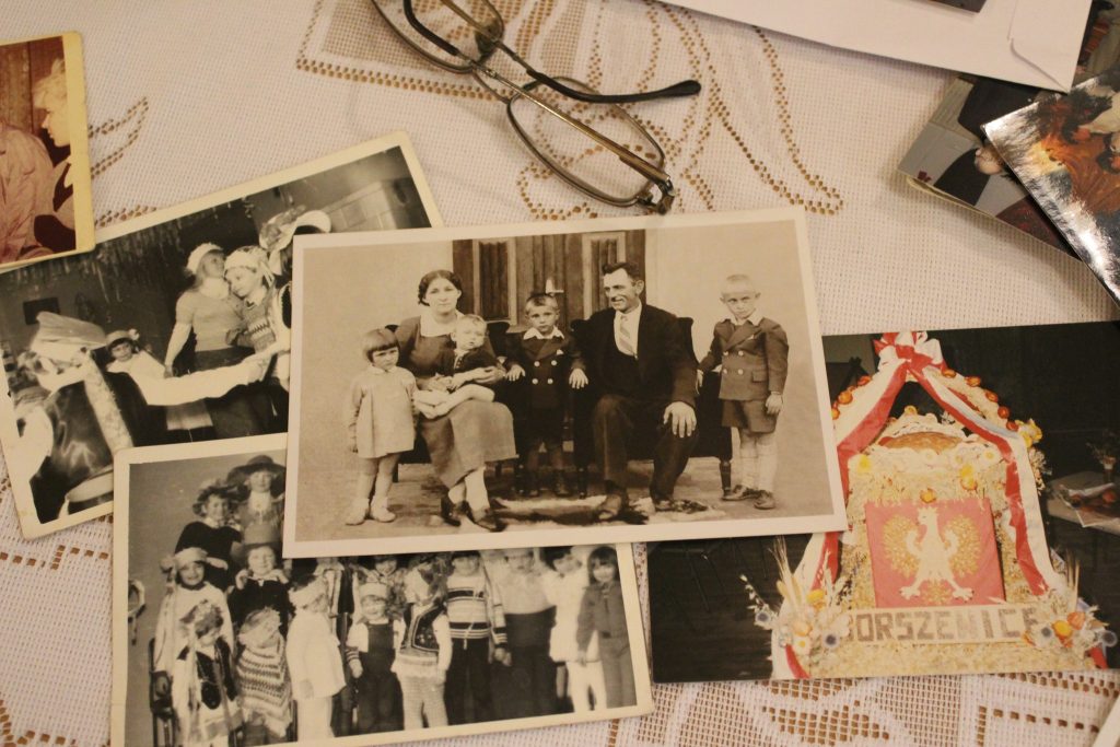 zdjęcia rozłożone na stole okulary obrus