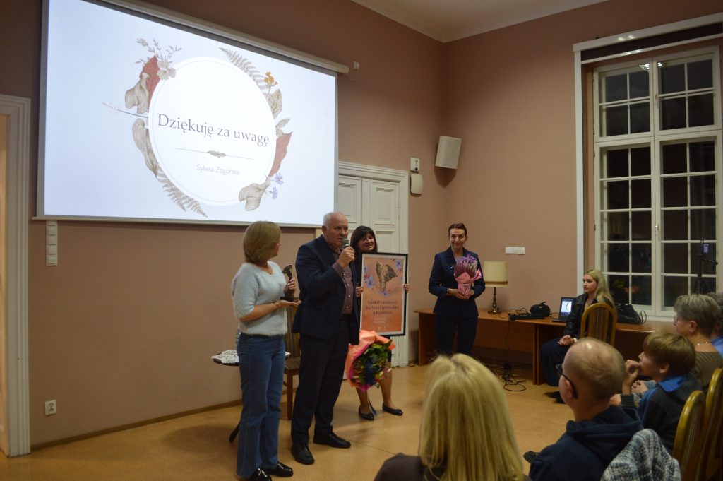 kobiety i jeden mężczyzna 4 osoby stoją przed publicznością