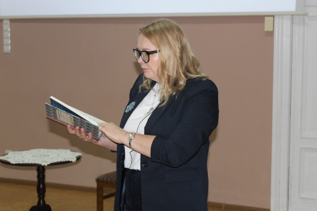 Monika Romanowska=Pietrzak (kobieta z książką)