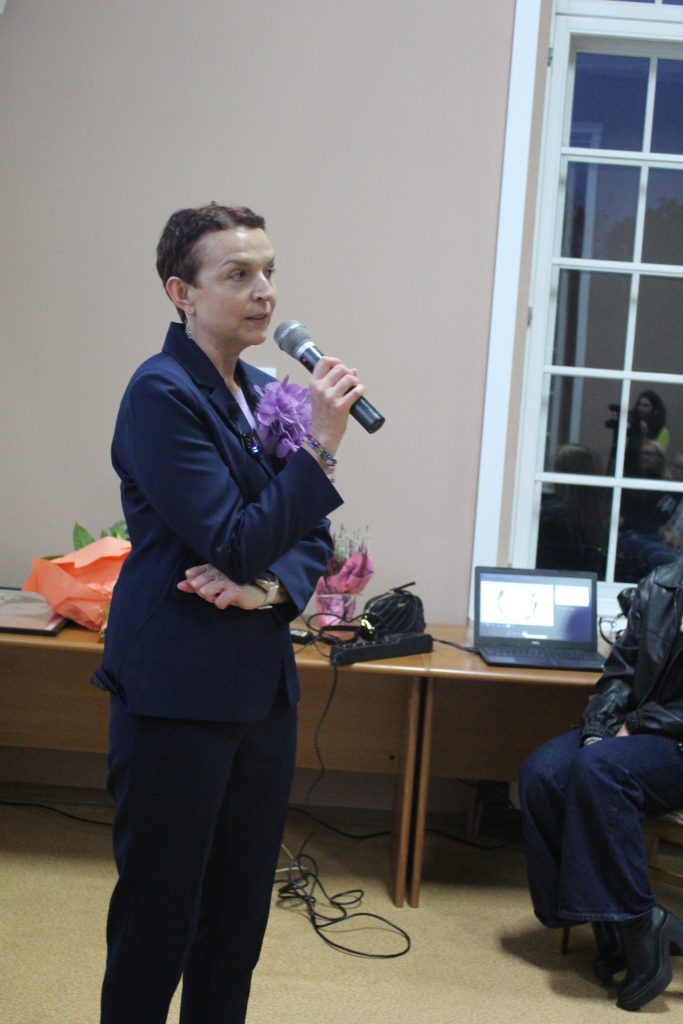 kobieta przemawia do mikrofonu