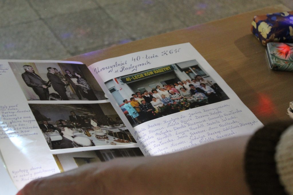 osoba przegląda kronikę ze zdjęciami