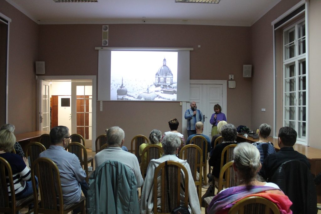 spotkanie z podróżnikiem grupa ludzi w sali prezentacja i prelegentka