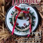 Plakat informuje o warsztatach haftowanego wieńca bożonarodzeniowego, które odbędą się 22 listopada 2025 roku (sobota) w godzinach 10:00–13:00. Miejscem wydarzenia jest Pałac przy ul. Nowowiejskiej 15 w Kaźmierzu. Centralnym motywem plakatu jest napis „Wieniec Bożonarodzeniowy Haftowany”, podkreślający temat zajęć. Dodatkowo zamieszczono informację, że są to warsztaty płatne – koszt 50 zł, prowadzone przez Zuzannę Lewandowską, specjalistkę z dziedziny haftu. Plakat ma charakter warsztatowo-świąteczny i zachęca do kreatywnego przygotowania ozdób na nadchodzące Boże Narodzenie.